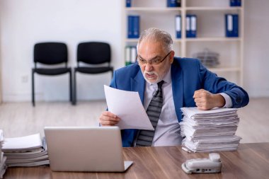 Eski erkek çalışanım ve ofiste çok işim var.