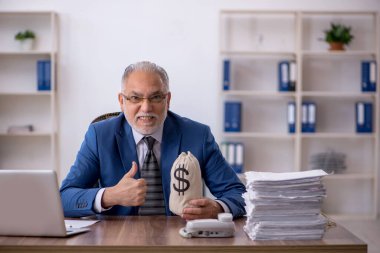 Eski erkek çalışanın maaş konsepti.