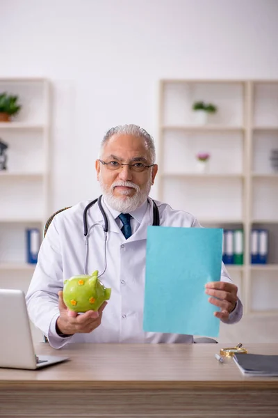 Emeklilik konseptinde yaşlı bir doktor. — Stok fotoğraf