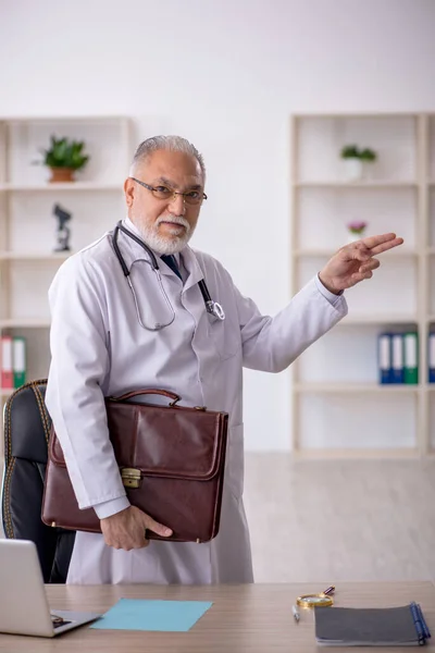 Klinikte çalışan yaşlı erkek doktor. — Stok fotoğraf