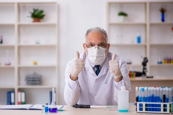 Vecchio chimico di sesso maschile che lavora al laboratorio — Foto Stock