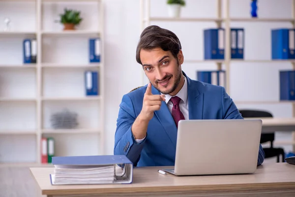 Jovem funcionário masculino e muito trabalho no escritório — Fotografia de Stock