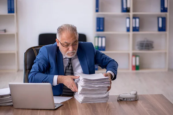 Gammal manlig anställd och för mycket arbete på kontoret — Stockfoto