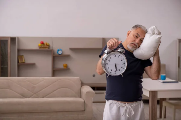 Vieil homme faisant des exercices sportifs à la maison — Photo