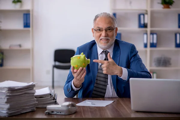 Viejo empleado en concepto de jubilación —  Fotos de Stock