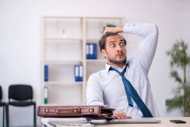 Genç erkek çalışanın uyuyakalma konsepti