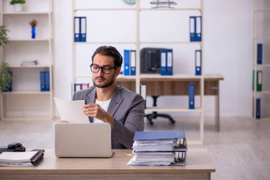 Ofiste çalışan genç bir erkek.