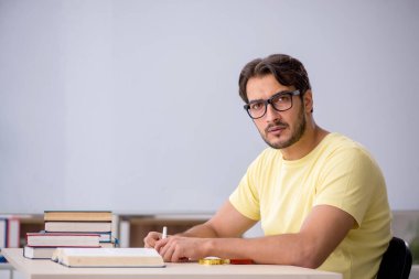 Sınavlara hazırlanan genç bir erkek öğrenci.