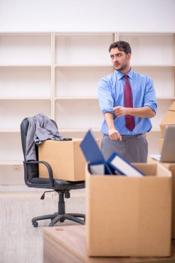 Genç erkek çalışan ofis taşıma konseptinde.