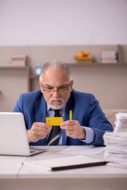 Yaşlı erkek patron salgın sırasında evden çalışıyor.