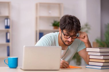 Sınavlara hazırlanan genç bir erkek öğrenci.