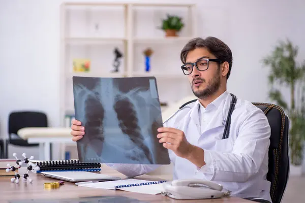 Mladý lékař radiolog pracující na klinice — Stock fotografie