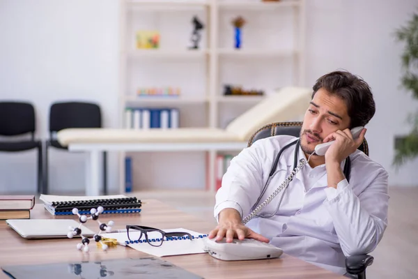 Giovane medico di sesso maschile nel concetto di telemedicina — Foto Stock