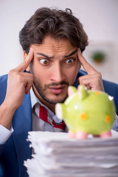 Joven empleado masculino en la planificación del concepto de jubilación — Foto de Stock