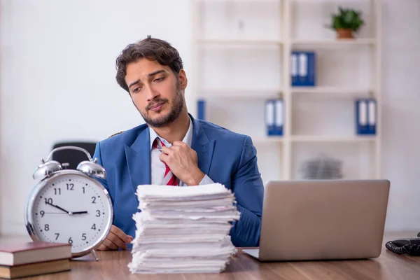 Giovane dipendente maschile nel concetto di gestione del tempo — Foto Stock