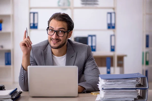 Jeune employé masculin travaillant au bureau — Photo