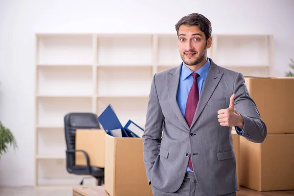 Joven empleado masculino en concepto de reubicación de oficinas — Foto de Stock