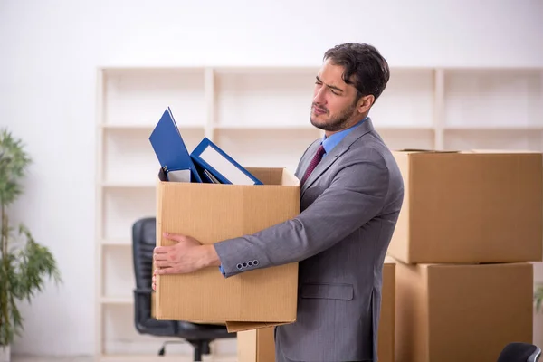 Jeune employé masculin dans le concept de déménagement de bureau — Photo