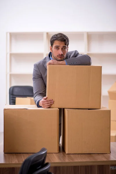 Junge männliche Mitarbeiter in Büroverlagerungskonzept — Stockfoto