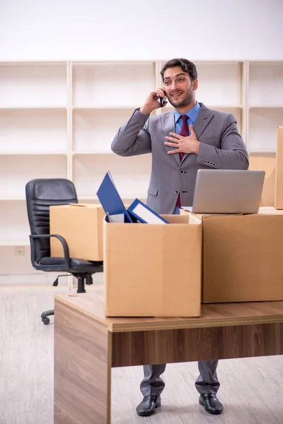 オフィス移転の概念の若い男性従業員 — ストック写真