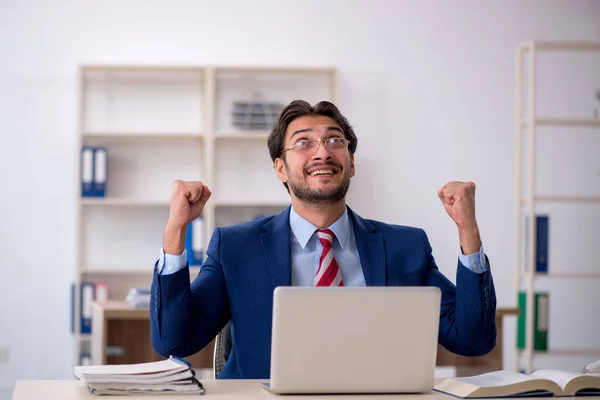 Junge männliche Angestellte im Büro — Stockfoto