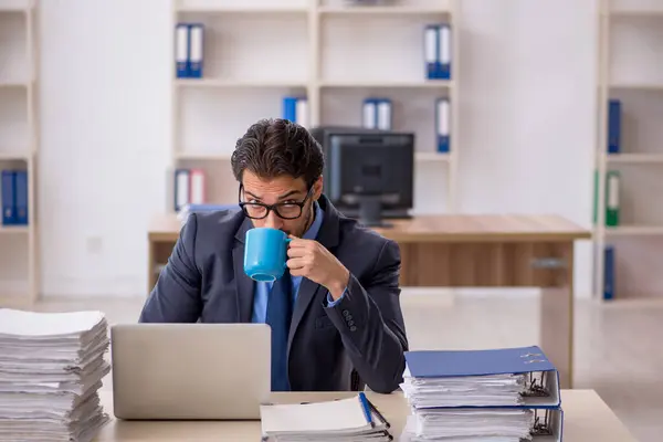 Giovane dipendente maschio che beve caffè durante la pausa — Foto Stock