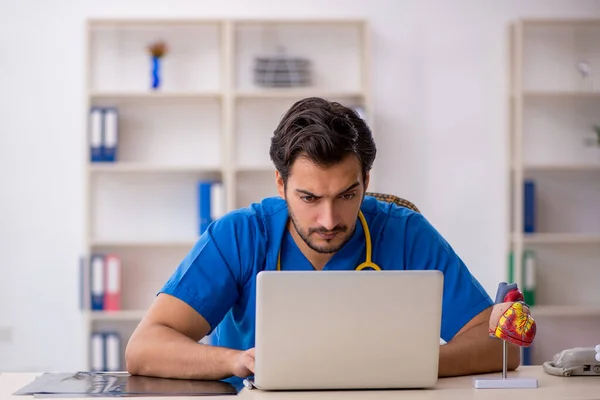 Jeune médecin masculin dans le concept de télémédecine — Photo