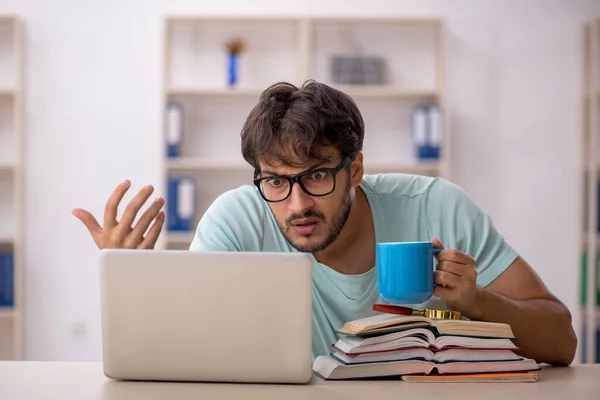 Joven estudiante masculino preparándose para los exámenes en el aula — Foto de Stock