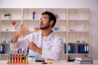 Laboratuvarda çalışan genç bir kimyager.