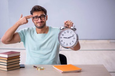 Sınıftaki genç erkek öğrenci zaman yönetimi konsepti