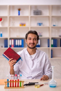 Laboratuvarda çalışan genç bir kimyager.