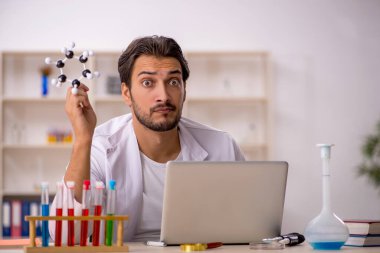 Laboratuvarda çalışan genç bir kimyager.