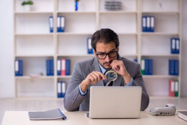 Ofiste çalışan genç bir erkek.