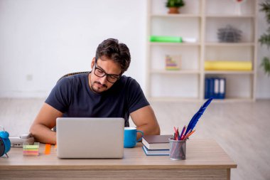 Ofiste çalışan genç erkek tasarımcı.