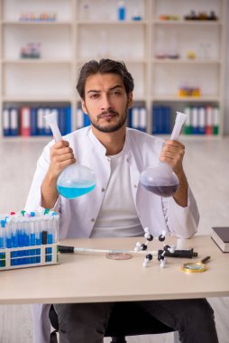 Laboratuvarda çalışan genç bir kimyager.