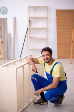 Evde çalışan genç erkek marangoz.