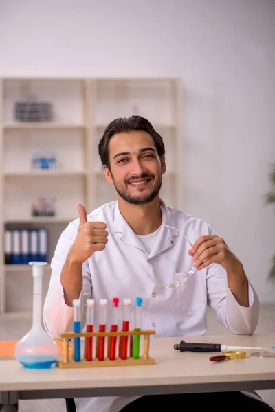 Young male chemist working at the lab — Stock Photo, Image