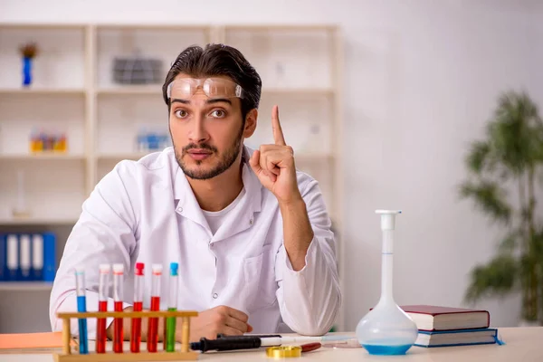 실험실에서 일하는 젊은 남성 화학자 — 스톡 사진