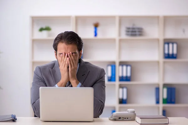 Young male employee working in the office — Stock Photo, Image