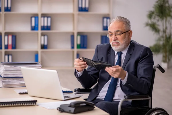 Gamla skadade manliga anställda i lönekonceptet — Stockfoto