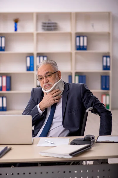 Alter männlicher Angestellter nach Unfall am Arbeitsplatz — Stockfoto