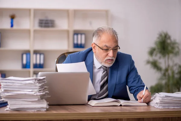 Gammal manlig anställd på kontoret — Stockfoto