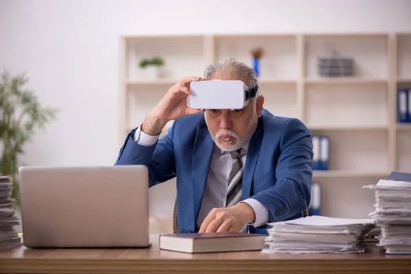 Funcionário do sexo masculino envelhecido usando óculos virtuais no escritório — Fotografia de Stock