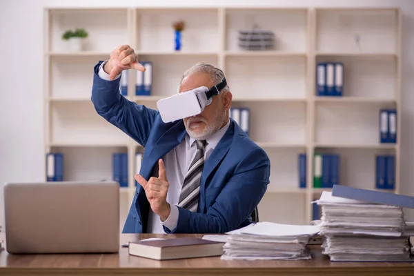 Employé masculin âgé portant des lunettes virtuelles au bureau — Photo