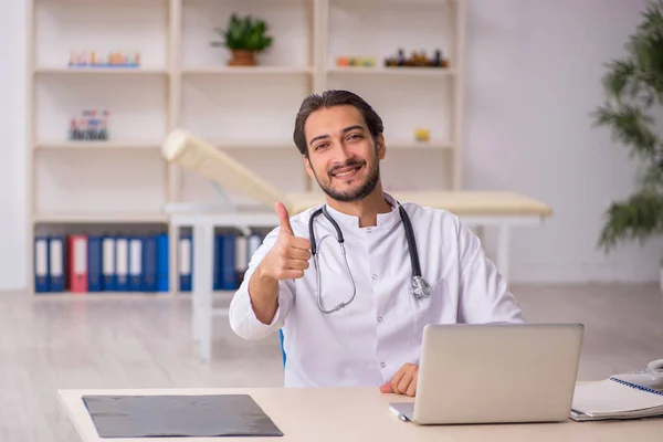 Joven médico masculino que trabaja en la clínica — Foto de Stock