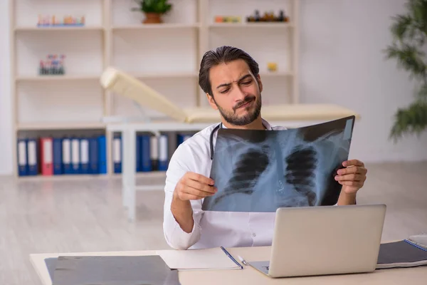 Jeune médecin radiologue travaillant à la clinique — Photo