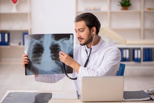 Hombre joven radiólogo médico que trabaja en la clínica —  Fotos de Stock