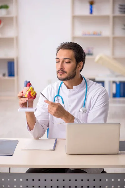 Jonge mannelijke cardioloog werkzaam in de kliniek — Stockfoto