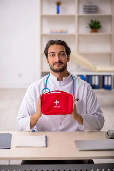 Junge männliche Sanitäter halten Tasche in der Hand — Stockfoto