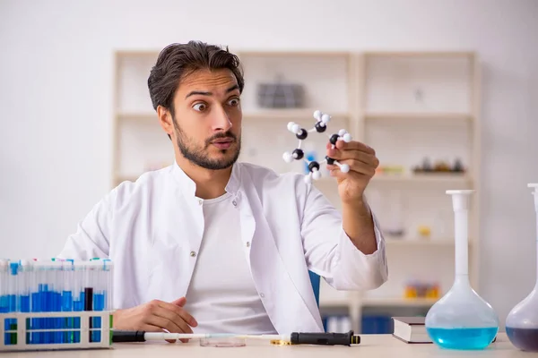 Giovane chimico di sesso maschile che lavora in laboratorio — Foto Stock